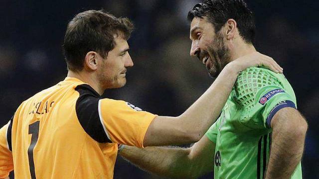 L'échange de maillot entre 2 légendes du poste : Casillas et Buffon Photo : Ouest France