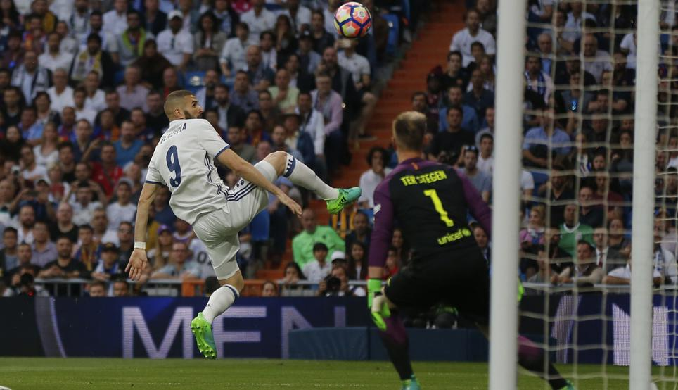 Ter Stegen réalise un arrêt de gardien de handball face à Benzema