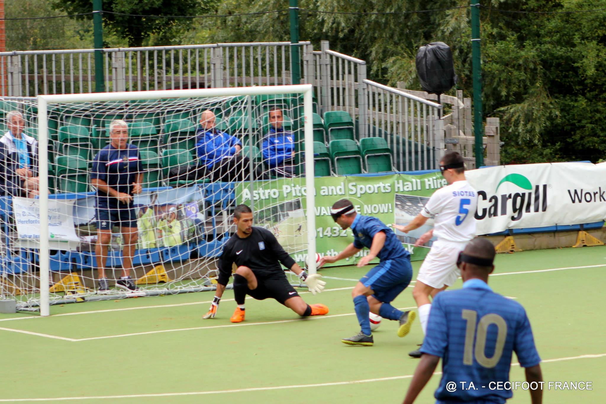 Position "en croix" du gardien grec - Cécifoot France