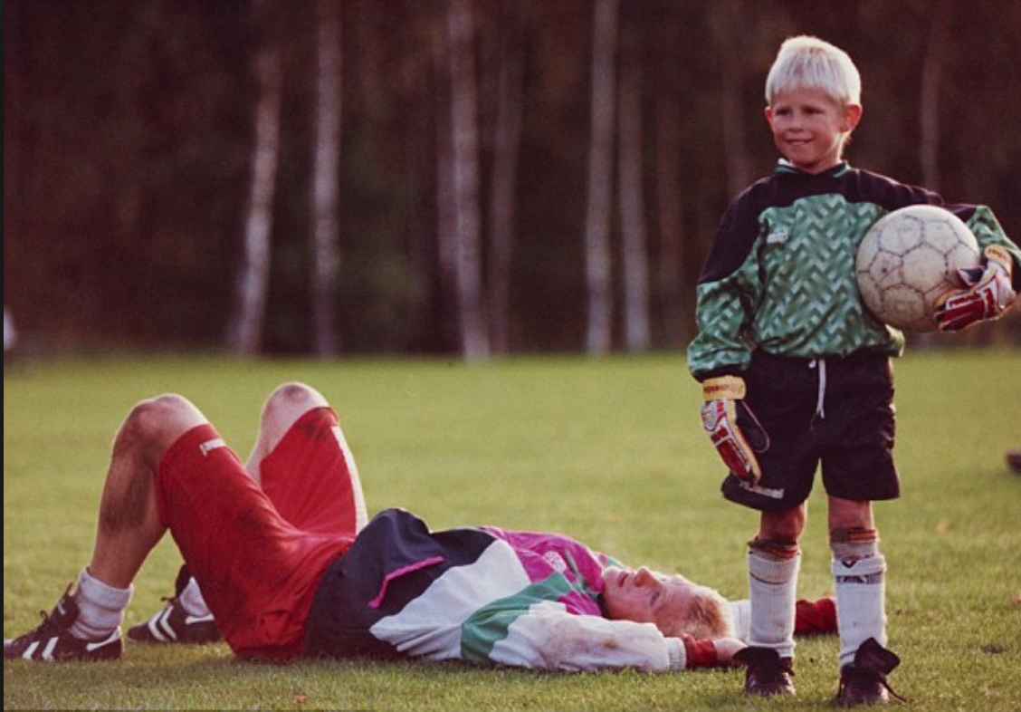 Attaquant lors de sa plus jeune enfance, le jeune Kasper essayait des fois les gants avec papa. (Source : The Daily Mail)