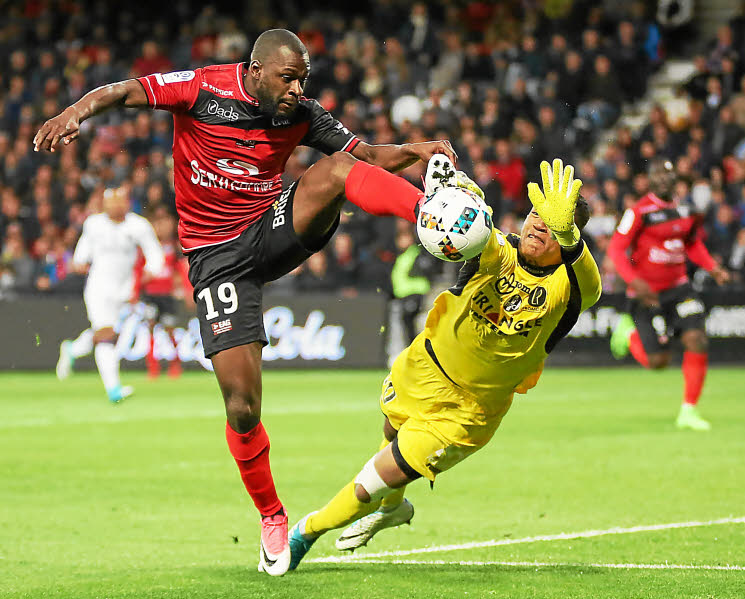 Alban Lafont commet la faute, penalti et Toulouse de Guingamp les mains vides - Photo : Lisa Tilly