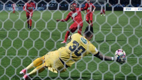 88e minute : Letellier, en taulier, qualifie Angers - photo : Jean-Sebastien Evrard / AFP