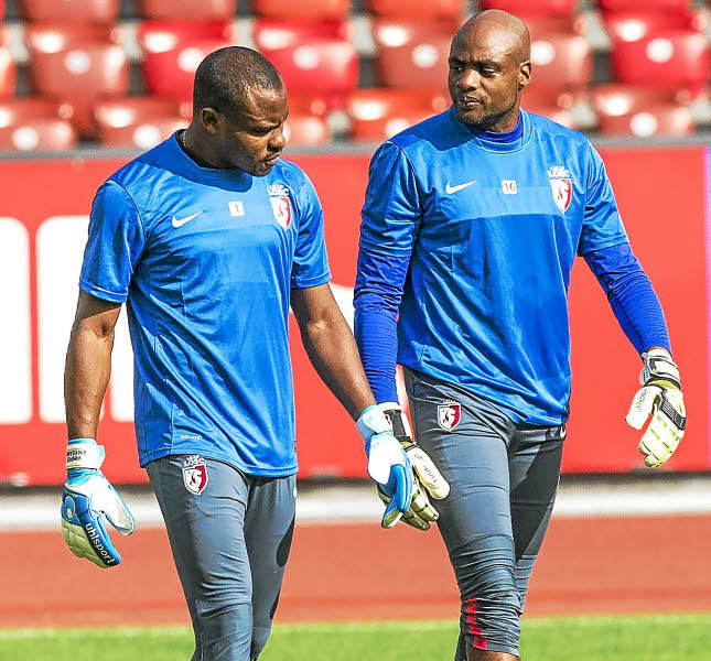 epa04334941 OSC Lille goalkeeper Vincent Enyeama, left, talks to substitute goalkeeper Steeve Elana one day prior to the UEFA Champions League third leg qualification soccer match between Grasshopper Club Zuerich and OSC Lille at the Letzigrund stadium in Zurich, Switzerland, Tuesday, July 29, 2014. EPA/PATRICK B. KRAEMER *** Local Caption *** 51500755