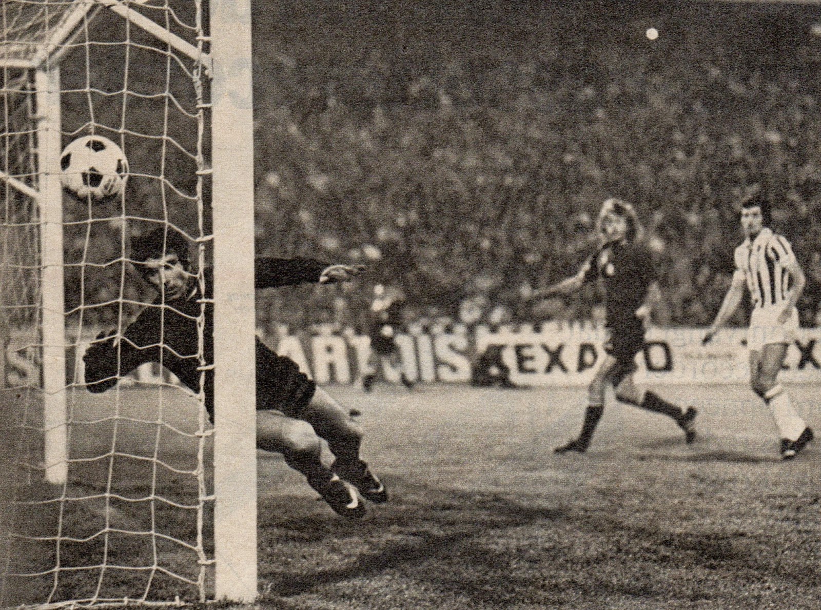 30 mai 1973, Belgrade. Johnny Rep marque de la tête (4e). Dino Zoff ne gagnera jamais la Coupe d'Europe - photo : Voetbal International Goal