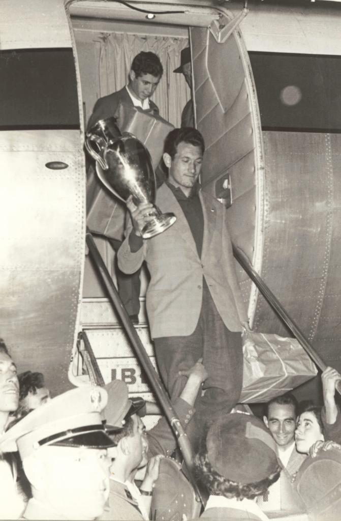 28 mai 1958 : Juan Alonso et la 3e Coupe d'Europe du Real a' la descente de l'avion qui les ramène de Bruxelles - photo : Marca.com