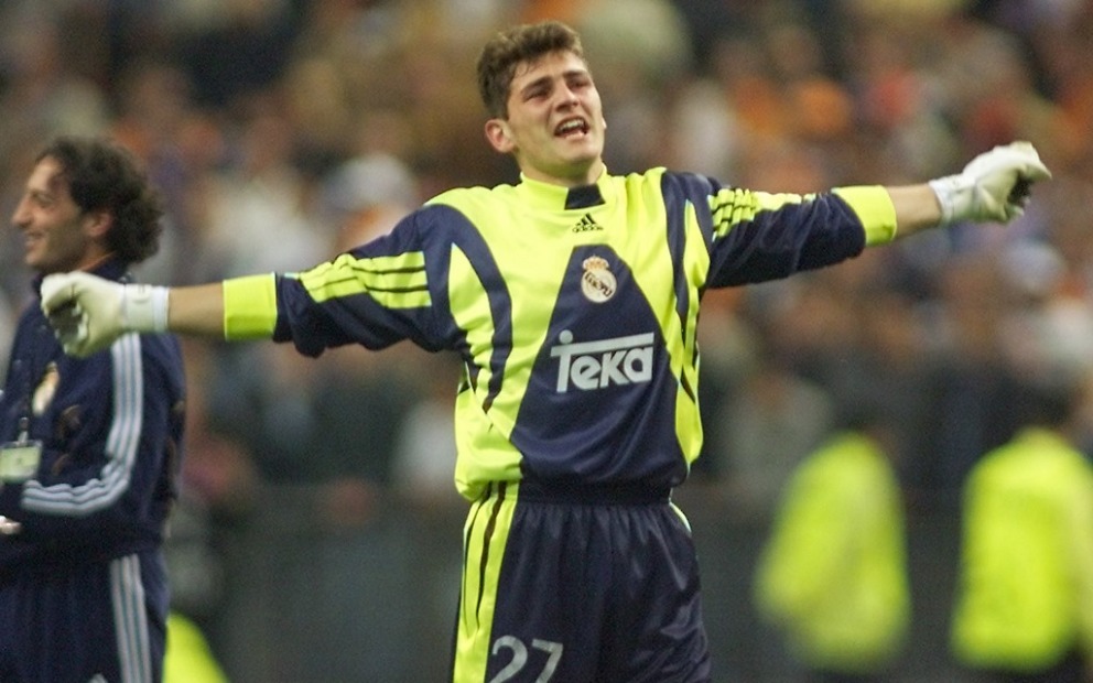 24 mai 2000, Casillas peut exulter. À seulement 19 ans et 4 jours, il est le plus jeune portier à jouer une finale et remporter le trophée - photo : AFP