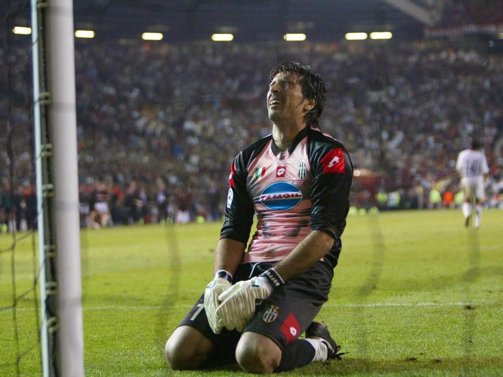 MANCHESTER, UNITED KINGDOM - MAY 28: Champions League 02/03 Finale, Manchester; AC Mailand - Juventus Turin 3:2 (0:0) i.E./AC Mailand Champions League Sieger 2003; Enttaeuschung bei Torwart Gianluigi BUFFON/Turin nach dem entscheidenden Elfmeter, den er nicht parieren konnte (Photo by Andreas Rentz/Bongarts/Getty Images)