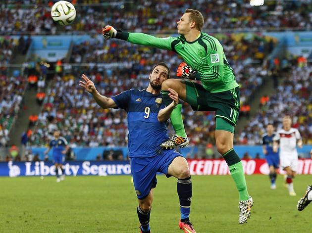 Neuer heurte Higuain du genou en finale de la Coupe du Monde 2014