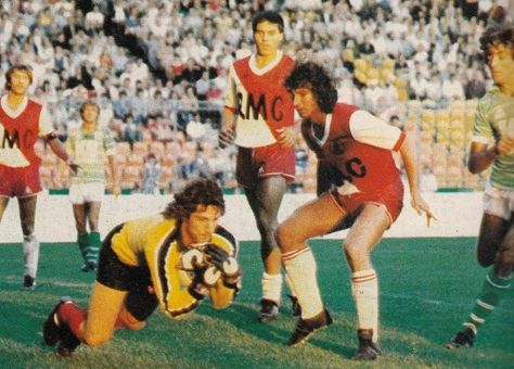 Rolland Courbis protège la sortie de son gardien Jean-Luc Ettori face à Saint-Etienne (28 juillet 1981) - Photo : Pinterest