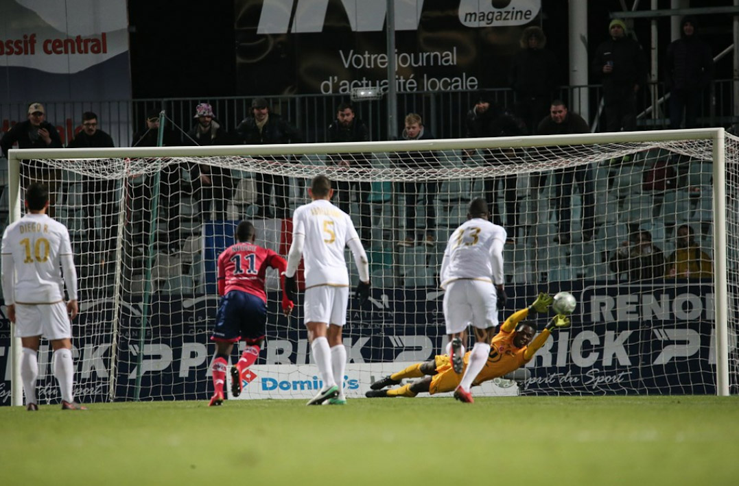 Edouard Mendy arrête un penalty contre Clermont lors de la 27 éme journée. Photo : Jean-Claude Sikorsynski.