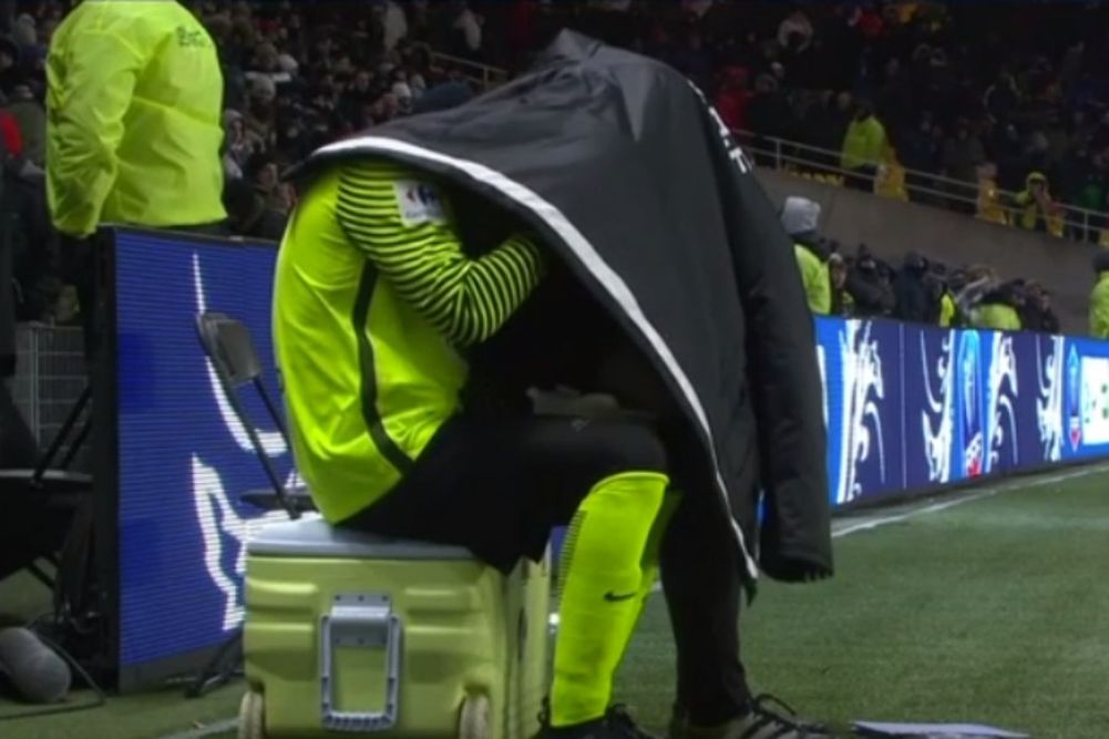 Matthieu Pichot, gardien des Herbiers, préparent sa séance de tirs au but face à Lens (Source : BeIn)