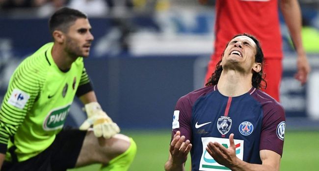 Même s'il a finalement céder sur un penalty de l'uruguayen, Matthieu Pichot aura fait vivre une dure soirée à Edinson Cavani - source : La Dépêche