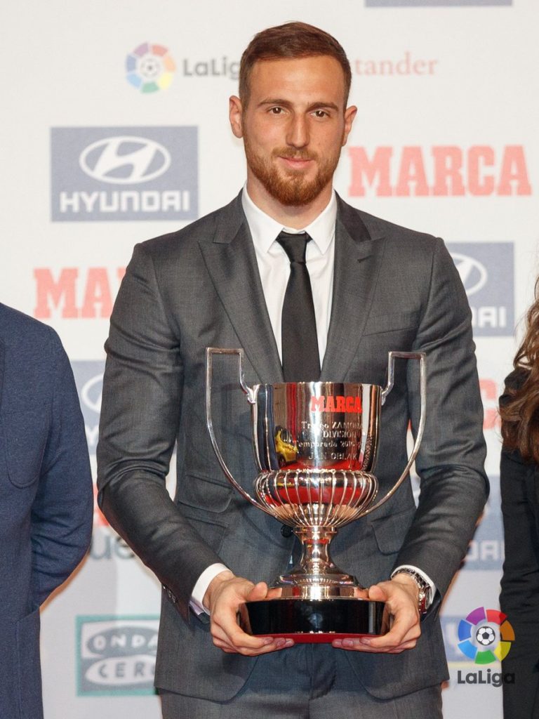Jan Oblak posant avec son trophée Zamora 2016-2017