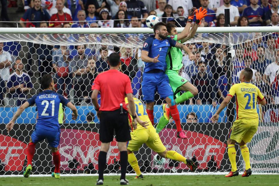 Tatarusanu manque sa sortie aérienne face à Giroud, la France ouvre le score face à la Roumanie - Kenzo Tribouillard (AFP)