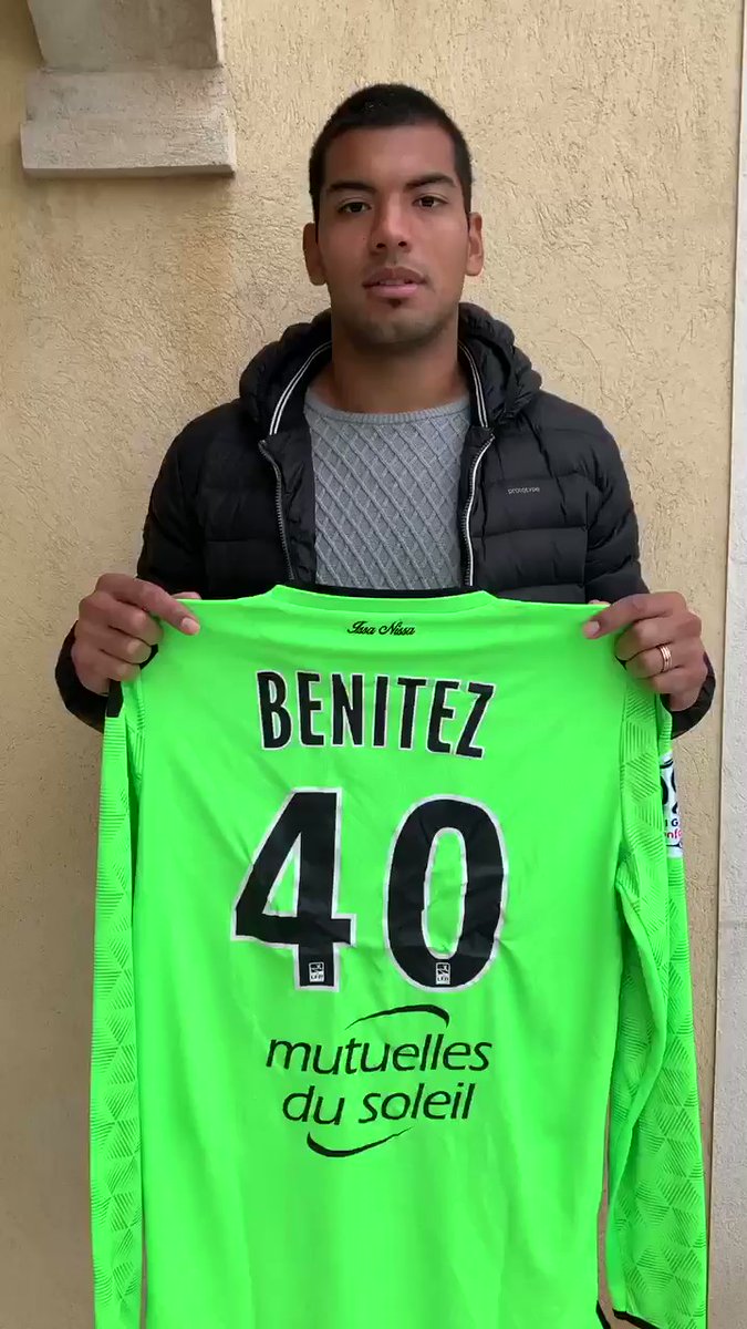 Walter Benítez pose avec le maillot de l’OGC Nice. 