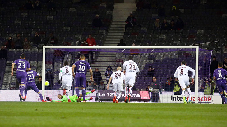 Face à Toulouse, Benítez repousse son 4e penalty de la saison et permet à Nice de renverser le score - source : OGC Nice