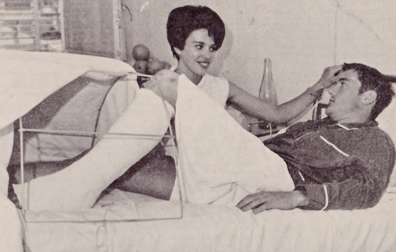 Blessé au tendon d'achille, Daniel Eon, forfait pour le mondial 1966, reçoit la visite de son épouse à l'hôpital - Source : Beyond The Last Man