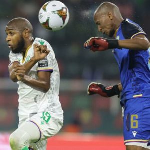 Chaker Alhadhur sort de la tête aux 18 mètres au devant d'Aboubakar (source : Kenzo Tribouillard / AFP)