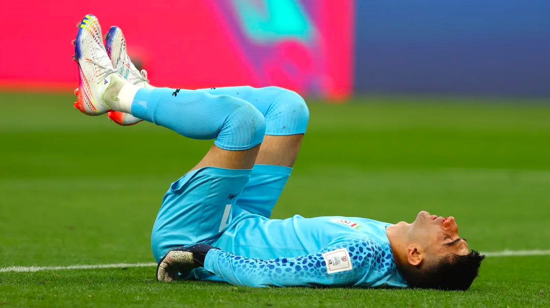 Alireza Beiranvand, au sol après avoir percuté un coéquipier contre l'Angleterre, lors de la Coupe du monde 2022. Photo : Getty Images via 90min.
