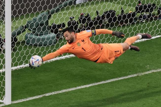 Considéré comme le point faible des Bleus par les Anglais, Lloris a répondu sur le terrain - source : Jack Guez