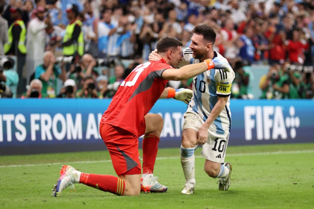 Lionel Messi sait combien il doit à Emiliano Martinez dans cette coupe du monde - source : carton sport